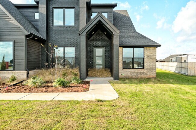 Building Photo - 2101 Dax Ln