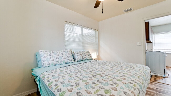 Building Photo - Cottage Bradenton