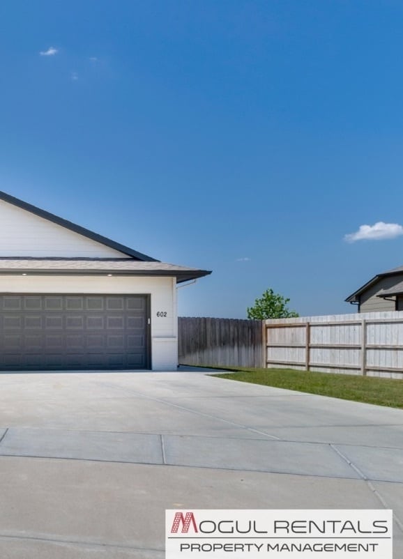 Building Photo - 592 E Martens Ct