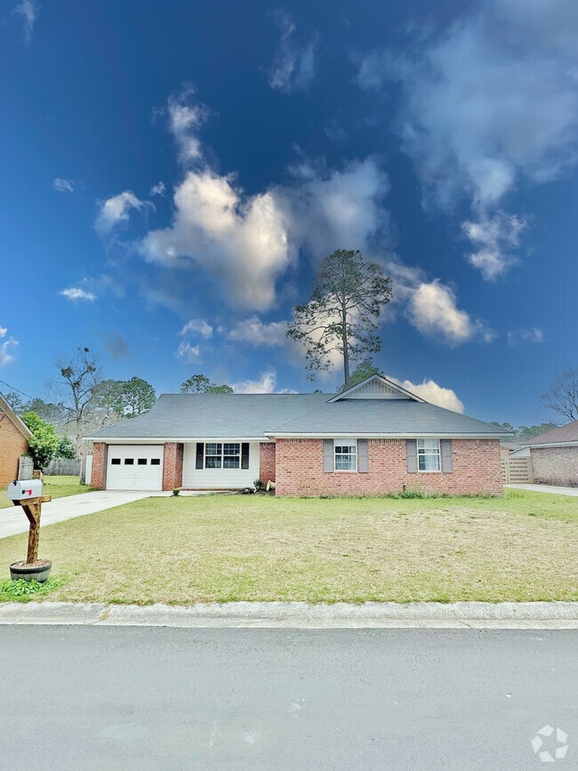 Building Photo - 714 Robin Hood Dr