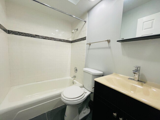 Foto del edificio - 6001 N Kenmore Ave