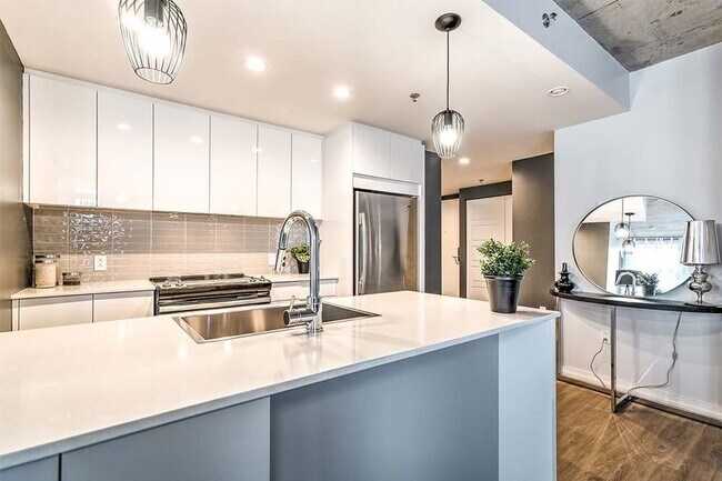 Building Photo - 8300 Boul Du Saint-Laurent