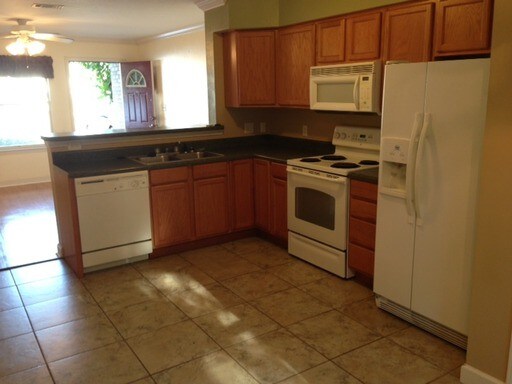 Building Photo - Great 2 Bedroom Townhouse In Niceville