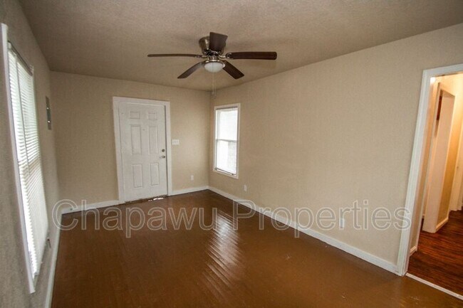 Building Photo - 930 Poinsettia St