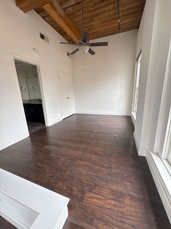 Foto del edificio - 344 N Charles St