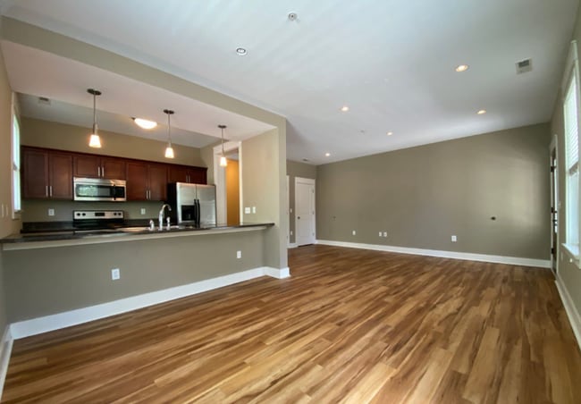 Building Photo - 425 E Hillside Dr
