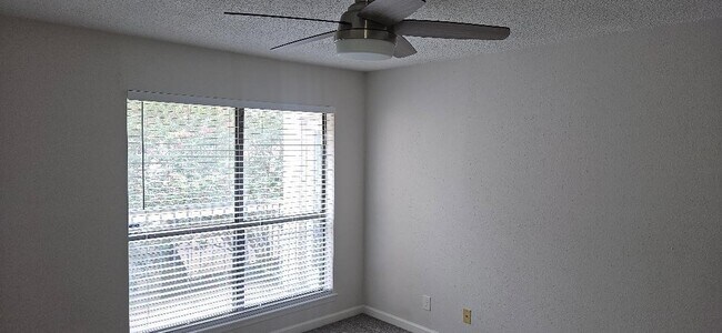 Foto del edificio - 7900 N Stadium Dr