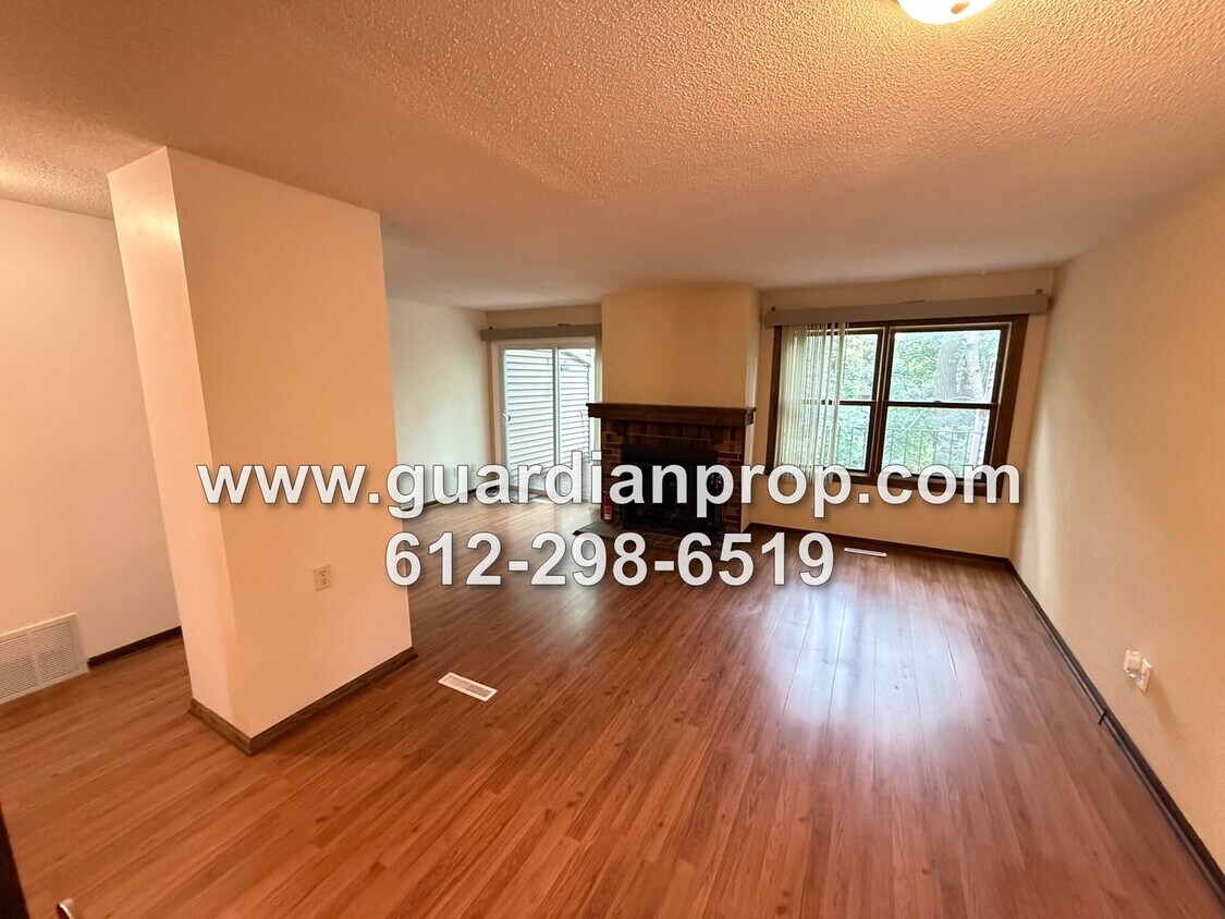 Foto principal - Townhouse Overlooking Pond Available Now, ...