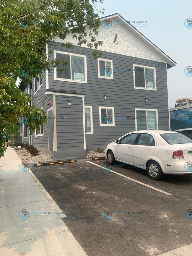 Building Photo - 1/2 Month free! 1 Bedroom Apartment! Locat...