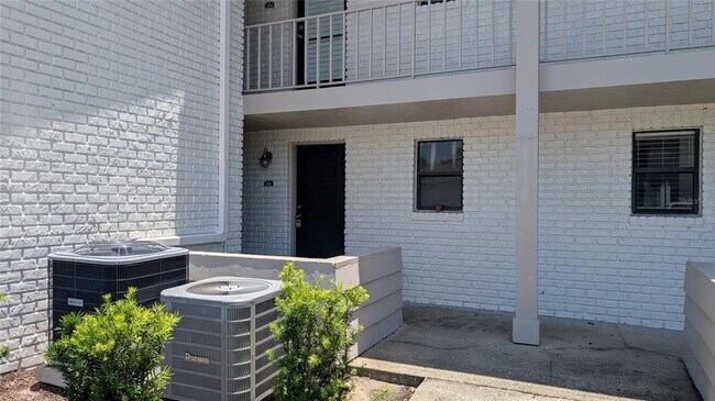 Building Photo - 2882 Plaza Terrace Dr
