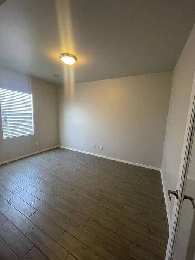 Building Photo - Gorgeous 3 Bedroom/2 Bath Home located in ...