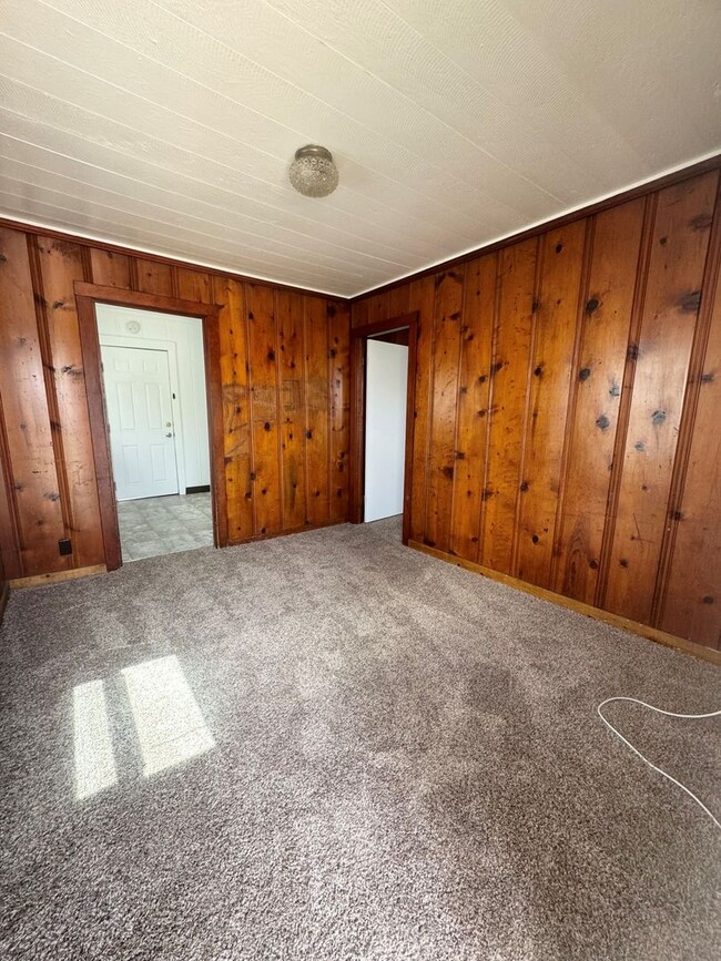 Building Photo - Quaint One Bedroom Duplex