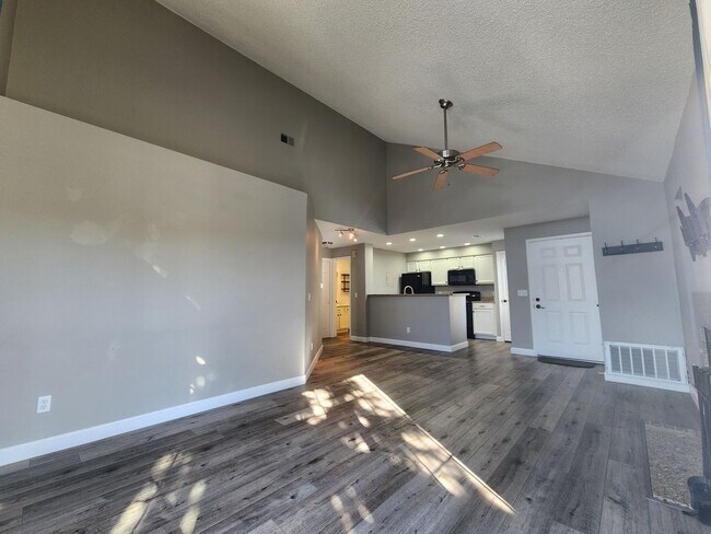 Building Photo - Stunning 1 Bed 1 Bath In Perfect Locations!
