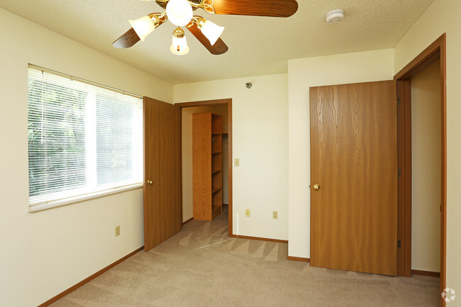 Bedroom - River Oaks Apartments