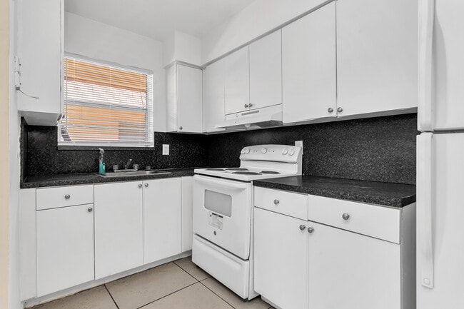 Foto del edificio - Updated 1bd Apartments - Walk to Young Cir...