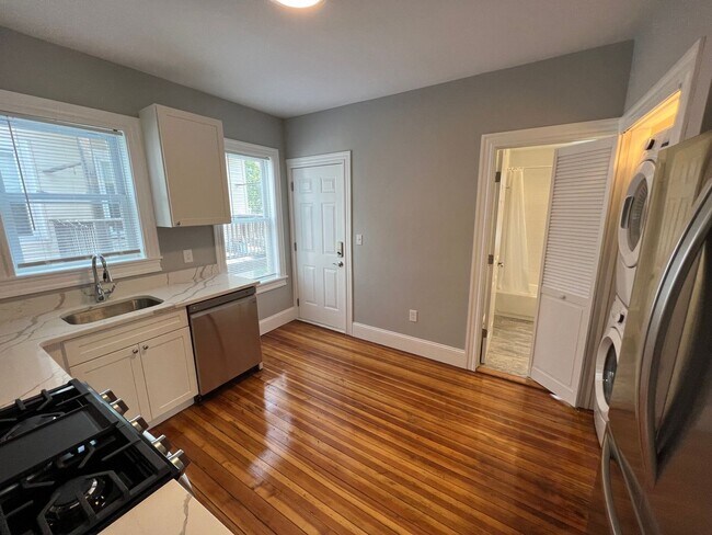 Foto del edificio - 9/1 Brand new renovation 4BR/2BA in Porter Sq! w/d in unit!
