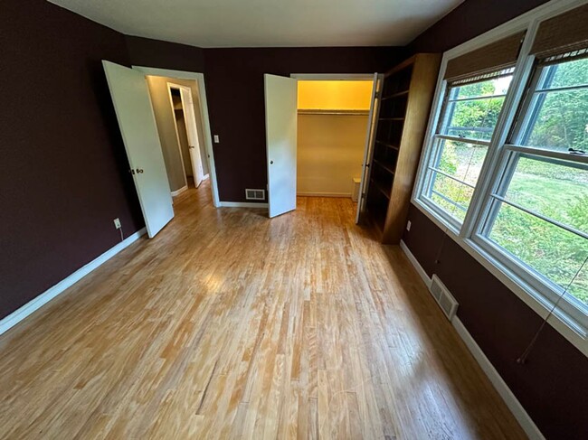 Building Photo - 3bed/1 bath College Hill Neighborhood