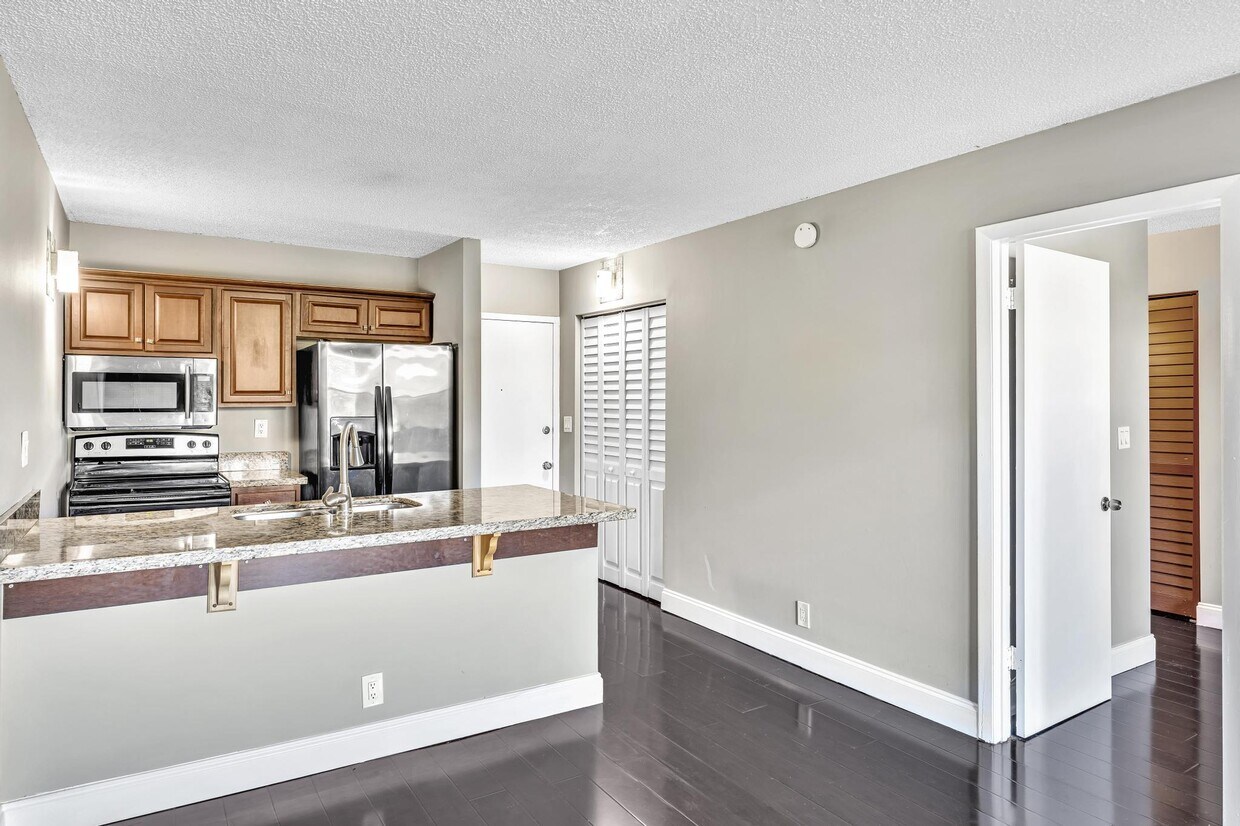 Foto principal - 2701 Riverside Dr