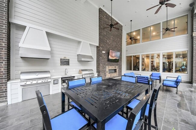 Building Photo - 4840 N Shepherd Dr