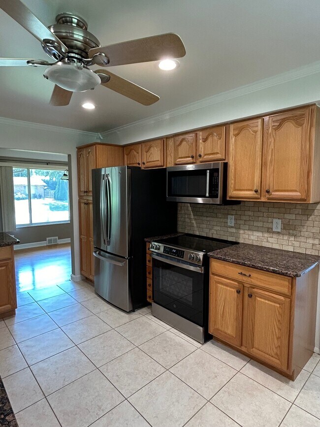 Kitchen - 2558 Avonhurst Dr