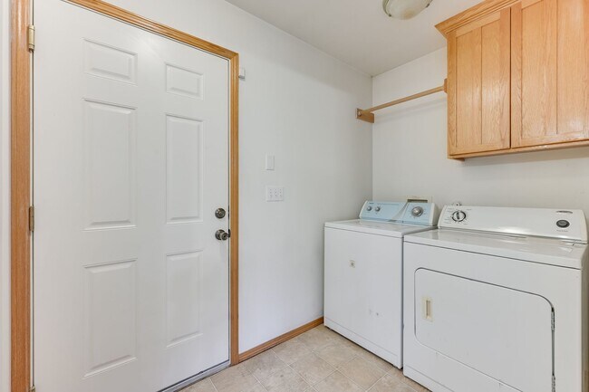 Building Photo - South Hill 3 bedrooms 2.5 bath house
