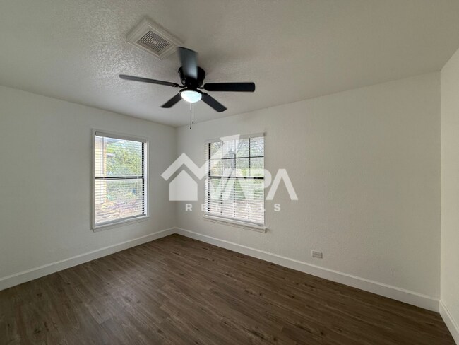 Building Photo - 351 Addax Dr