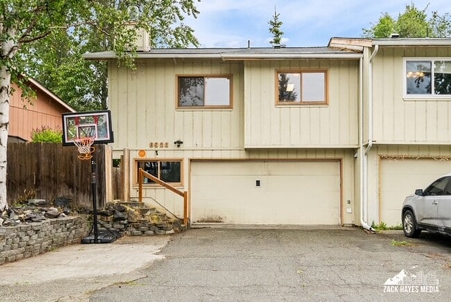 Building Photo - Stylish 3 Bedroom, 3 Bath Townhome in East...