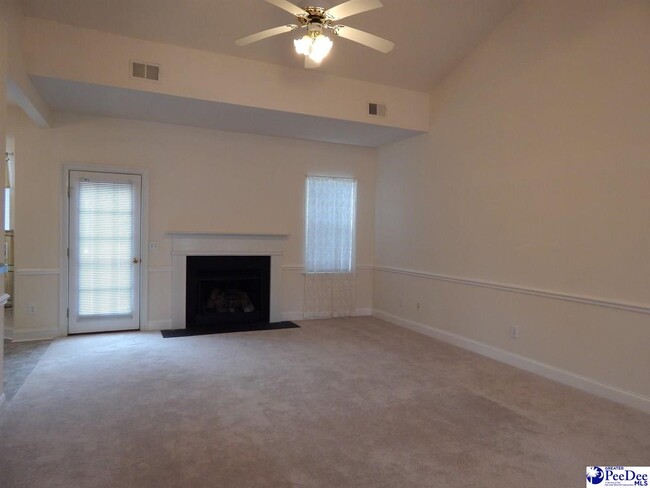 Foto del edificio - 2109 Elderberry Dr