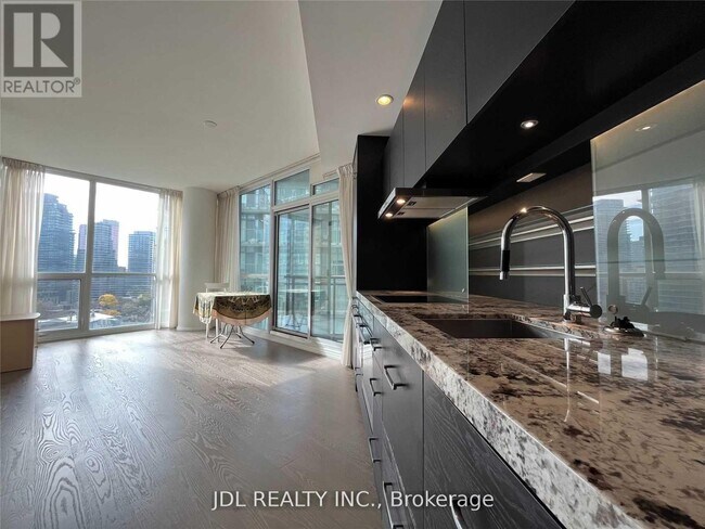 Photo du bâtiment - 45 Charles St E