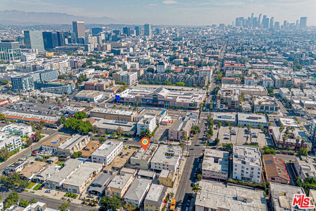 Building Photo - 933 S Manhattan Pl