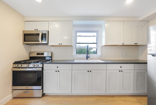 Building Photo - 114 E Edsall Ave