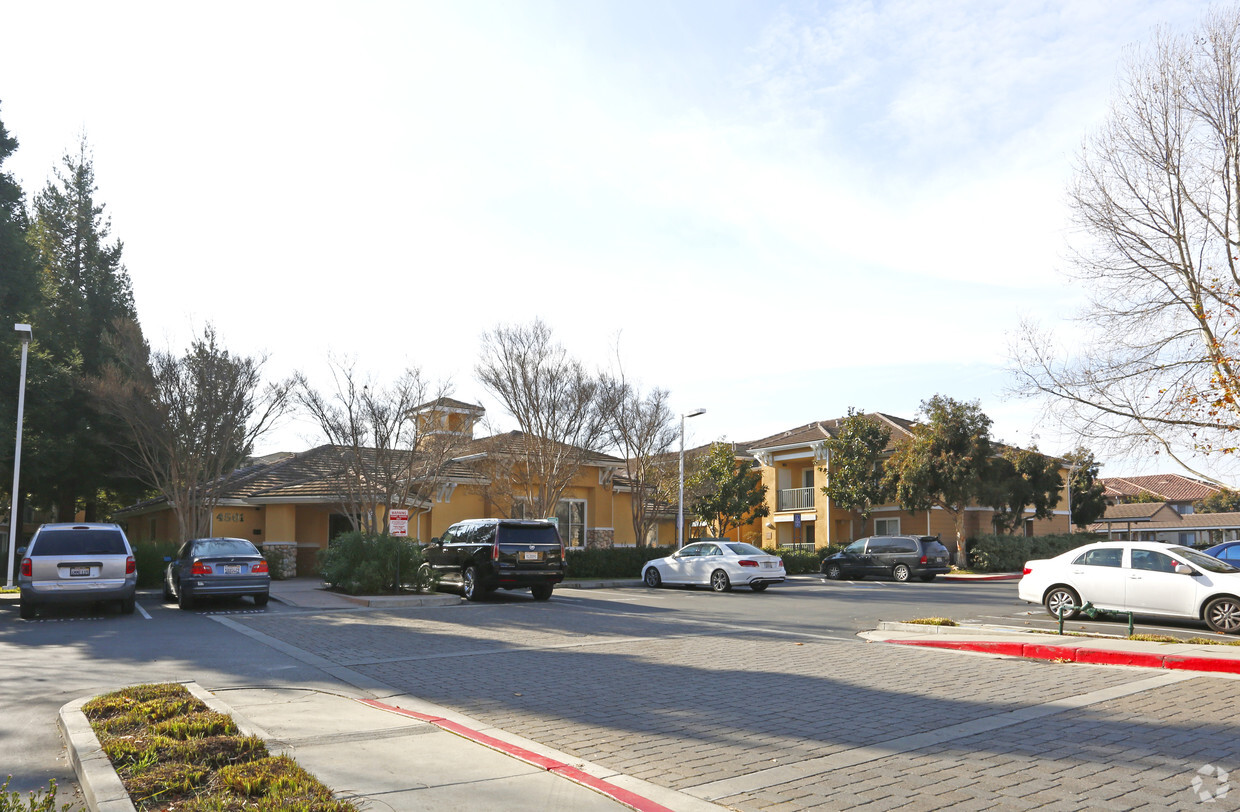 Primary Photo - Stonegate Apartments