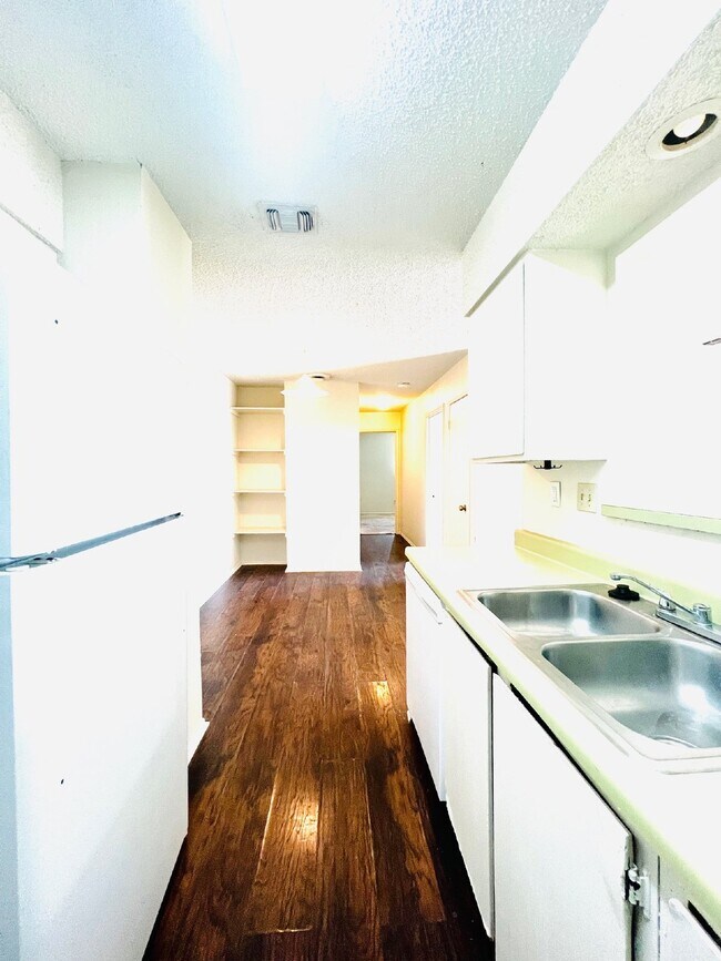 Building Photo - AVAILABLE NOW Affordable TWO BEDROOM in No...