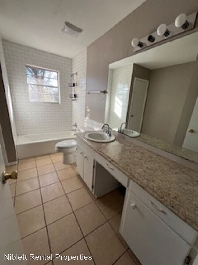 Building Photo - 3 br, 1.5 bath House - 1306 E. 1st