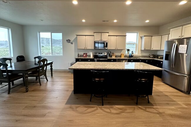 Foto del edificio - Modern 3-Story House with Rooftop Access-option to rent mother in law apartment separately