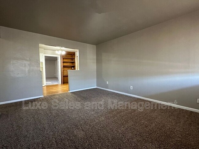 Foto del edificio - 2321 Becker Pl