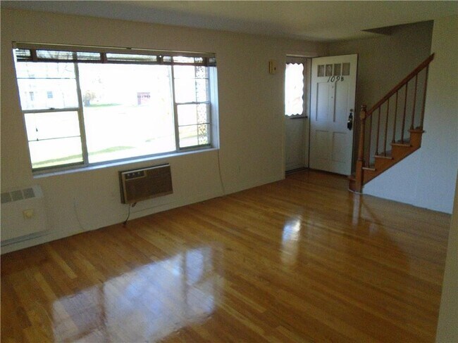 Building Photo - 109 Shadow Ln
