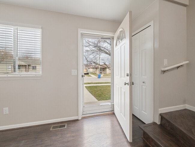 Front door entrance - 8204 Toepfer Rd