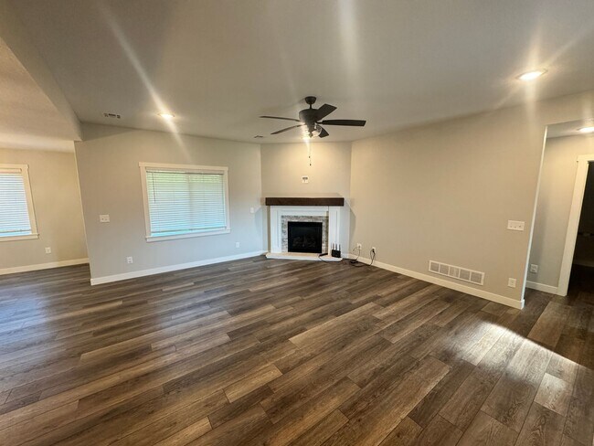 Foto del edificio - Modern 3 Bed 2 Bath Home in East MHK!