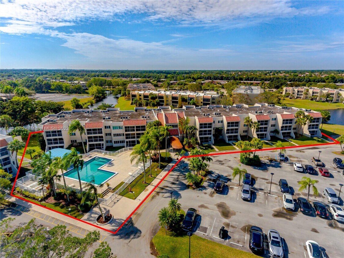 Foto principal - 120 Lakeview Dr