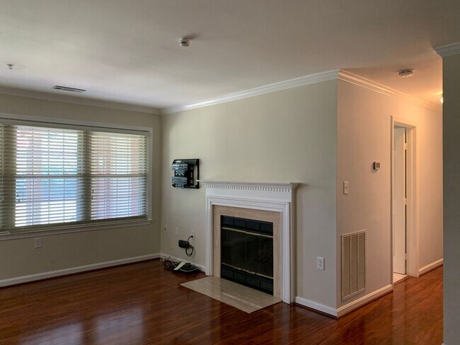 Building Photo - Spacious and Private Condo in The Oaks at ...