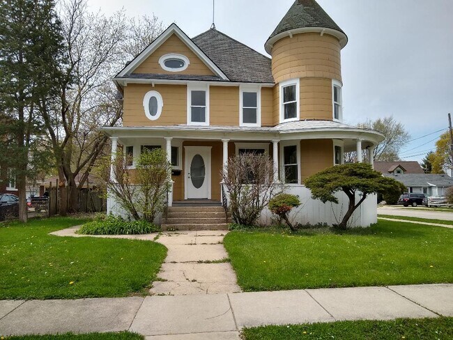 Building Photo - 472 N Spring St