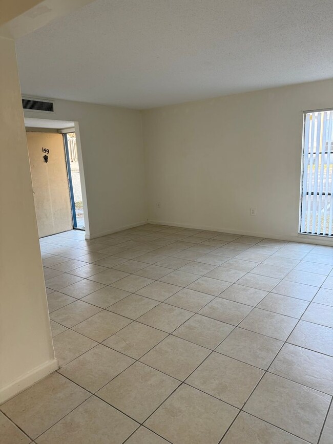 Foto del edificio - Spacious 1,226 SF Unit - 2 bd / 2 ba near ...