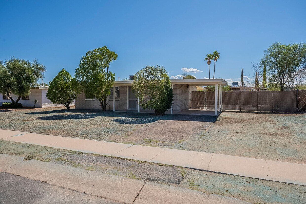 Foto principal - Cozy East Tucson 3-Bedroom with Private Ya...