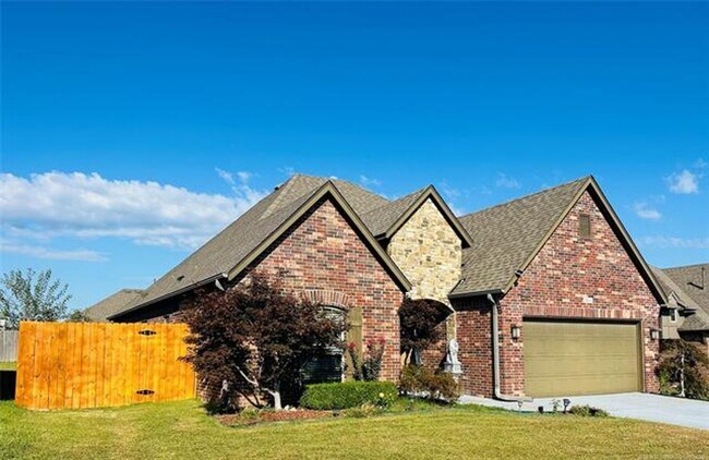 Building Photo - HOUSE FOR RENT
