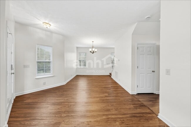 Building Photo - 2960 Riverbend Dr