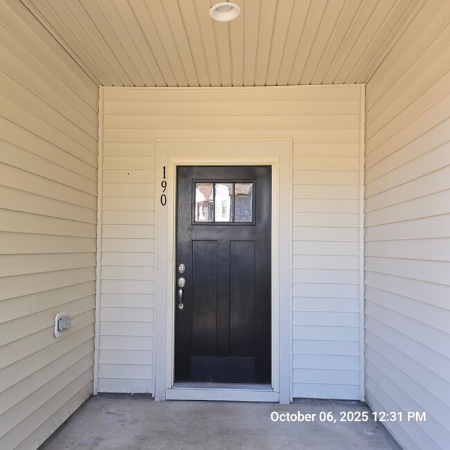 Building Photo - 190 Thornhill Dr