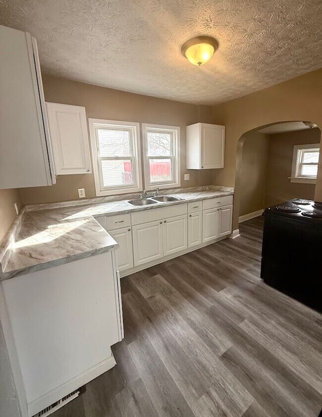 Foto del edificio - Four bedroom one bathroom home for rent