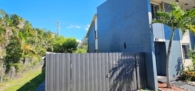 Building Photo - 3684 Pinehurst Dr