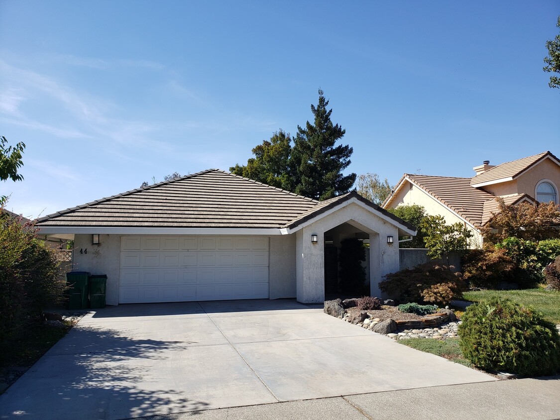 Foto principal - Lakefront Living in this 3/2 Beautiful Hom...
